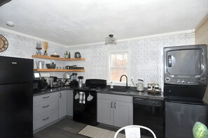 캐빈, 퀸사이즈침대 2개 (A Humble Abode - A Modern Woodsy Retr) | 전용 주방 | 냉장고, 토스터, 키친타월