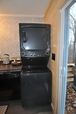 Cabaña, 2 camas Queen size (A Humble Abode - A Modern Woodsy Retr) | Cocina privada | Refrigerador, tostadora y toallas de papel