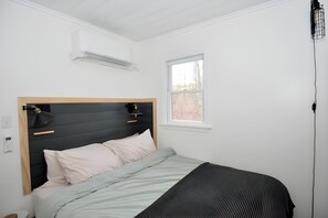 캐빈, 퀸사이즈침대 2개 (A Humble Abode - A Modern Woodsy Retr) | 2 개의 침실, 메모리폼 침대, 무료 WiFi, 침대 시트