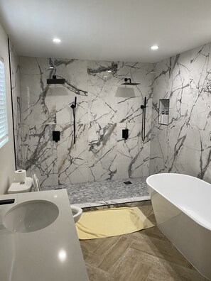 Presidential Single Room, 1 King Bed | Bathroom | Deep soaking tub, free toiletries, hair dryer, towels - CG Suites (Columbus)