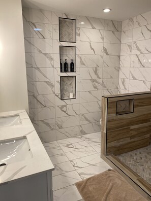 Executive Room | Bathroom | Deep-soaking bathtub, free toiletries, hair dryer, towels