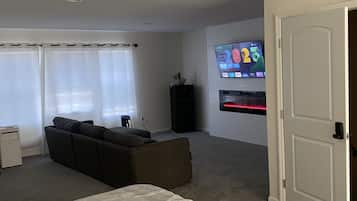 Superior Studio Suite, Multiple Beds, Executive Level | Desk, free WiFi, bed sheets