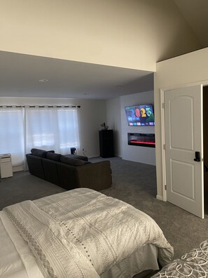 Suite estudio superior, varias camas, piso ejecutivo | Escritorio, wifi gratis y ropa de cama