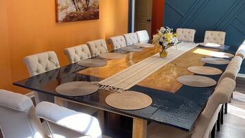 Sarapan ala kontinental setiap hari (USD 25 per orang)