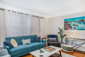 Télévision, livres, espaces bureaux