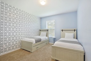 4 عدّة غرف نوم ومكواة/لوح كي وسرير سفر وواي فاي