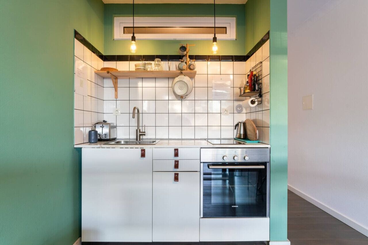 Kühlschrank, Ofen, Herdplatte, Wasserkocher mit Kaffee-/Teezubehör