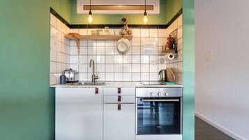 Jääkaappi, uuni, liesi, kahvin-/teenkeitin