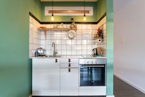 Fridge, oven, stovetop, coffee/tea maker