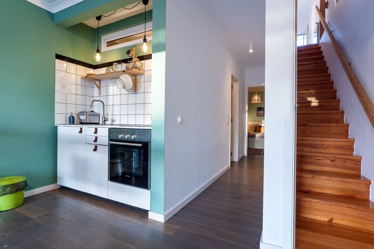 Kühlschrank, Ofen, Herdplatte, Wasserkocher mit Kaffee-/Teezubehör