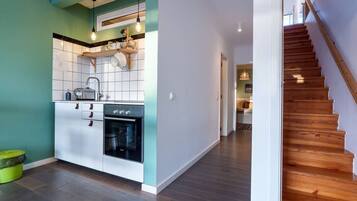 Jääkaappi, uuni, liesi, kahvin-/teenkeitin