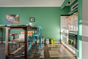 Fridge, oven, stovetop, coffee/tea maker