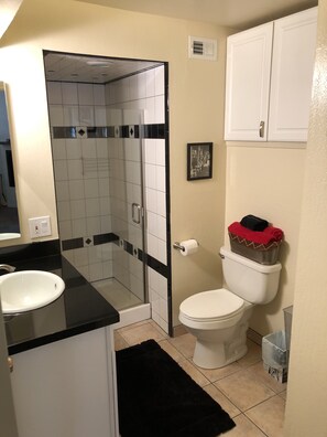Een douche, een haardroger, handdoeken, zeep
