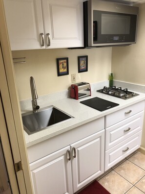 ثلاجة، ميكروويف، فرن، موقد طهي مسطح