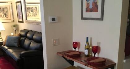 Beautifully Appointed Spacious Studio. Minutes from Napa Valley, Sonoma, & SF