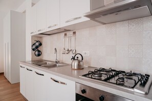 Réfrigérateur, micro-ondes, four, cafetière/bouilloire