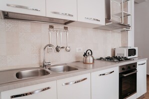 Kühlschrank, Mikrowelle, Ofen, Wasserkocher mit Kaffee-/Teezubehör