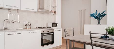 Fridge, microwave, oven, coffee/tea maker