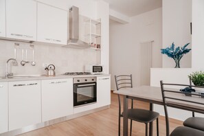 Jääkaappi, mikroaaltouuni, uuni, kahvin-/teenkeitin