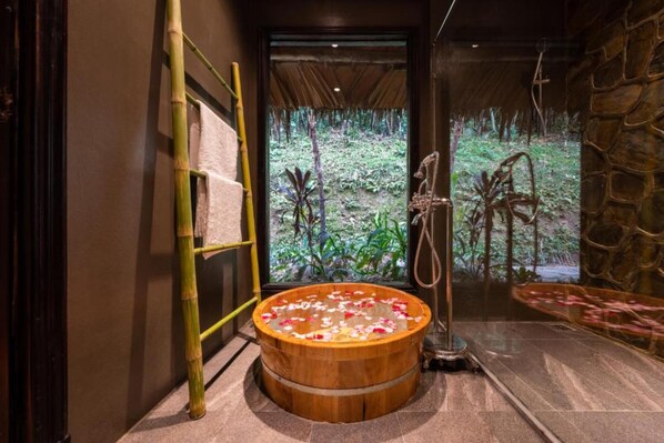 Suite Premium, 1 cama matrimonial | Baño | Regadera tipo lluvia, amenidades de baño gratuitas, secadora de cabello