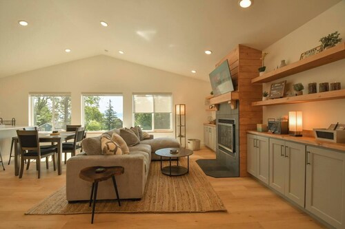 Charming Retreat Mountain/Bay Views Cozy Fireplace