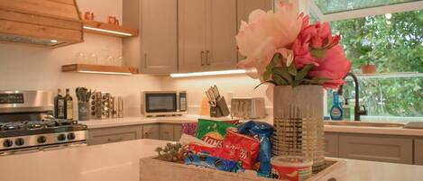 Køleskab, mikrobølgeovn, ovn, kogeplade