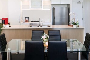 Deluxe Apartment | Private kitchen | Full-size fridge, microwave, oven, stovetop - High Floor Family Suite W Amazing Views (Brisbane)