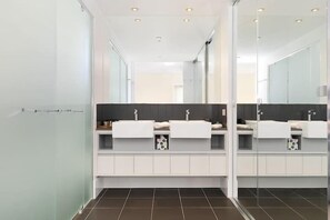 Deluxe Apartment | Bathroom | Free toiletries, hair dryer, towels, toilet paper - High Floor Family Suite W Amazing Views (Brisbane)