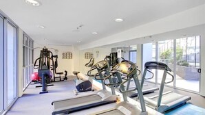 Ein Fitnessstudio mit Laufbändern, Crosstrainern und Gewichtsmaschinen.