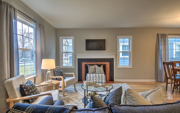 Smart TV - Great location to MSU! Charming 3 bedroom, 2.5 bathroom house. (Lansing)