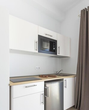 Kühlschrank, Mikrowelle, Toaster, Kochgeschirr/Geschirr/Besteck