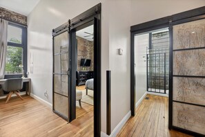 2 habitaciones, escritorio y tabla de planchar con plancha 