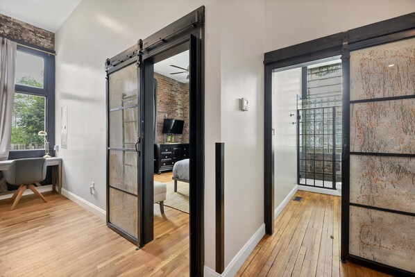 2 sovrum, skrivbord, strykjärn/strykbräda och resesäng