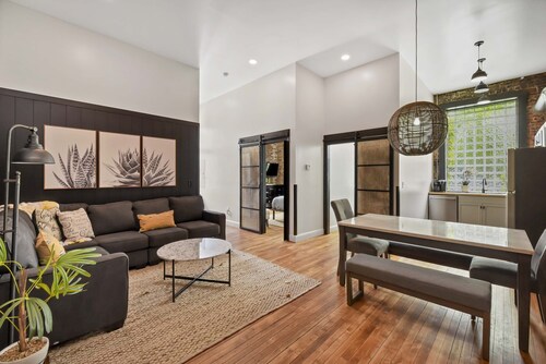 A Cleveland Modern and Historic Apartment