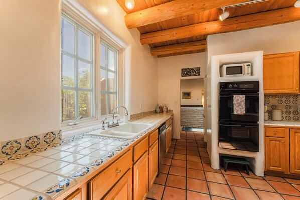 冷蔵庫、電子レンジ、オーブン、コンロ