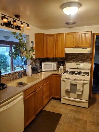 Spacious 3BR/2BA 20 min from Niagara Falls & the Buffalo Bills Stadium