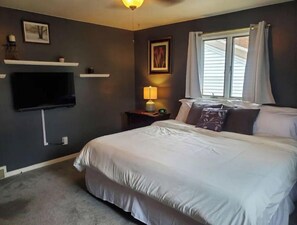 3 bedrooms, desk, iron/ironing board, free WiFi