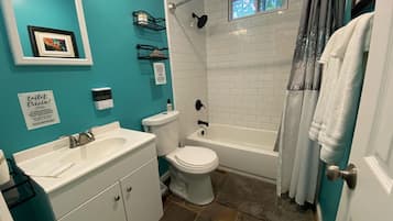 Badekar, hårtørrer, bidet, håndklæder