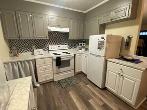 Frigorifero, microonde, forno, piano cottura