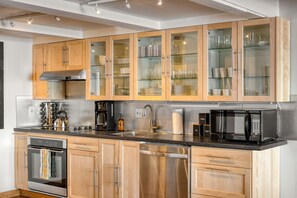 Kjøleskap, ovn, kokeplater og kaffetrakter/tekoker