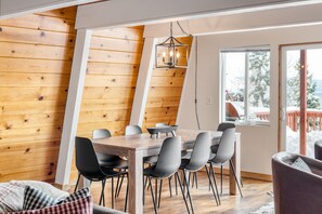 Dining - Chickadee by AvantStay | Modern A-Frame Cabin (Tahoe City)