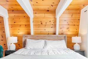 3 habitaciones, escritorio y tabla de planchar con plancha 