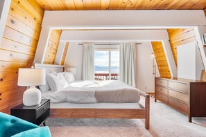 3 soverom, skrivebord, strykejern/-brett og reiseseng for barn