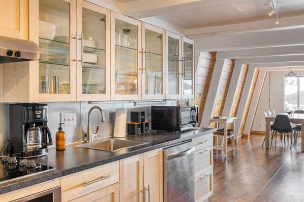 Fridge, oven, stovetop, coffee/tea maker