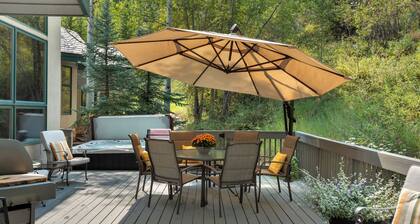 Free Shuttle - Private Hot Tub! 2 Living Areas, Fireplace, Kitchen & Kitchenette