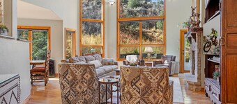 Private Hot Tub - 2 Living Areas, Fireplace, Kitchen & Kitchenette - Free Shuttle