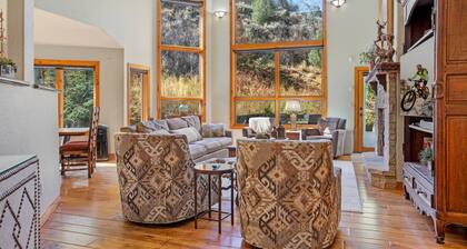 Private Hot Tub - 2 Living Areas, Fireplace, Kitchen & Kitchenette - Free Shuttle