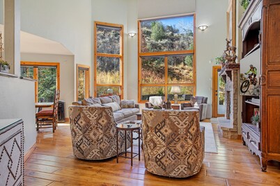 Free Shuttle + Private Hot Tub! 2 Living Areas, Fireplace, Kitchen & Kitchenette