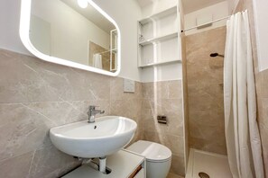 Shower, hair dryer, bidet, towels