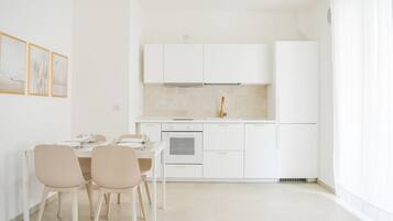 Frigorifero, forno, piano cottura, lavastoviglie